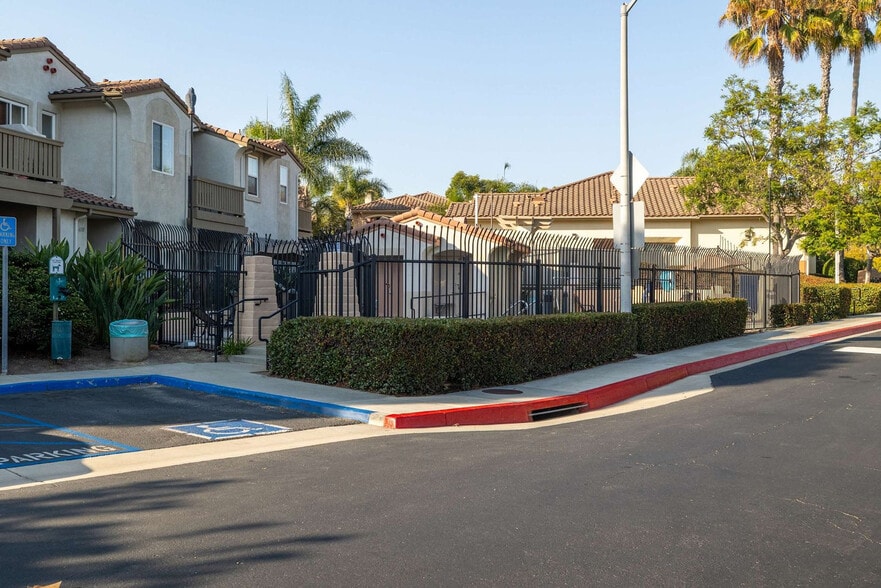 Building Photo - 2983 Paseo Almiar