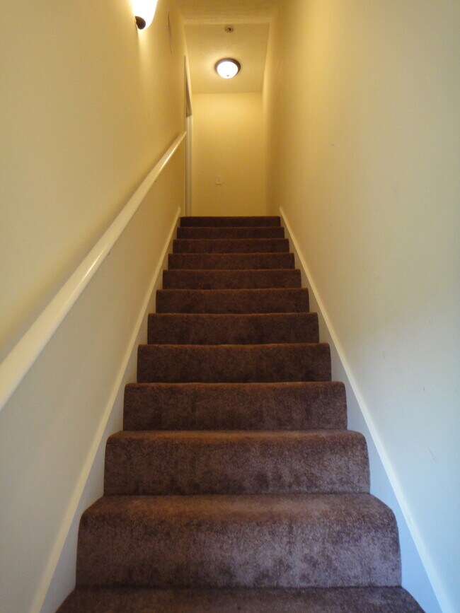 Building Photo - Townhouse Available For Rent December 2025!