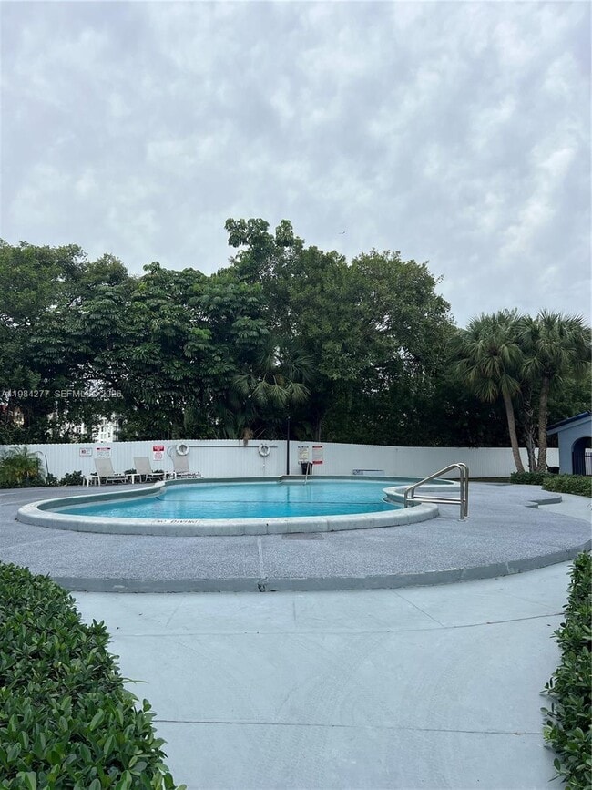 Building Photo - 9440 Fontainebleau Blvd