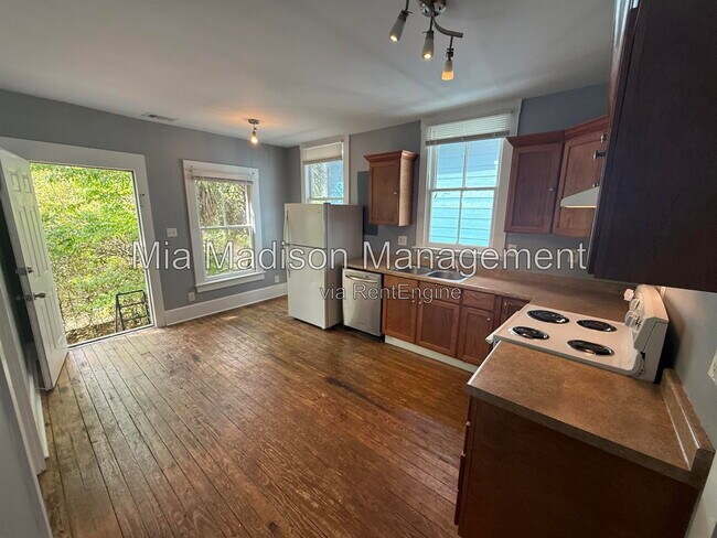 Building Photo - 607 W 44th St