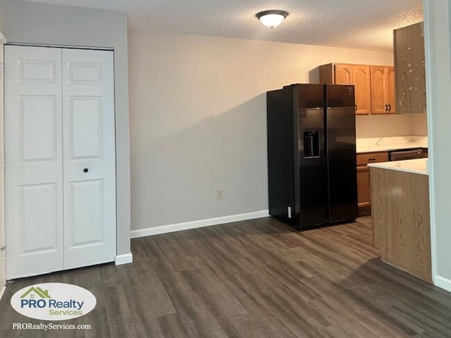 Building Photo - 1 Bedroom  Condo **Half off 1 Month's Rent...