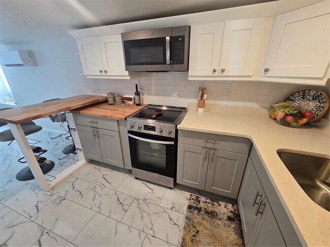 Building Photo - 2601 Gulf Dr N