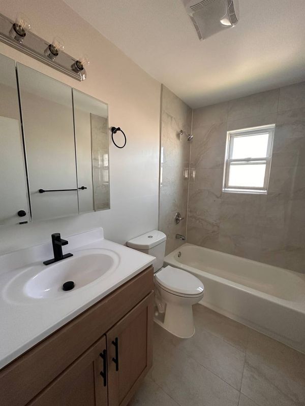 Building Photo - 581 Patten Ave