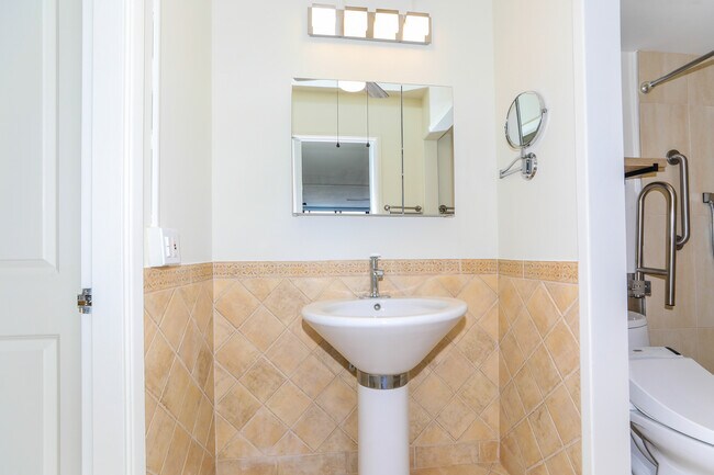 Building Photo - 2444 Hihiwai St