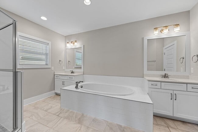 Building Photo - 835 Gale Ln