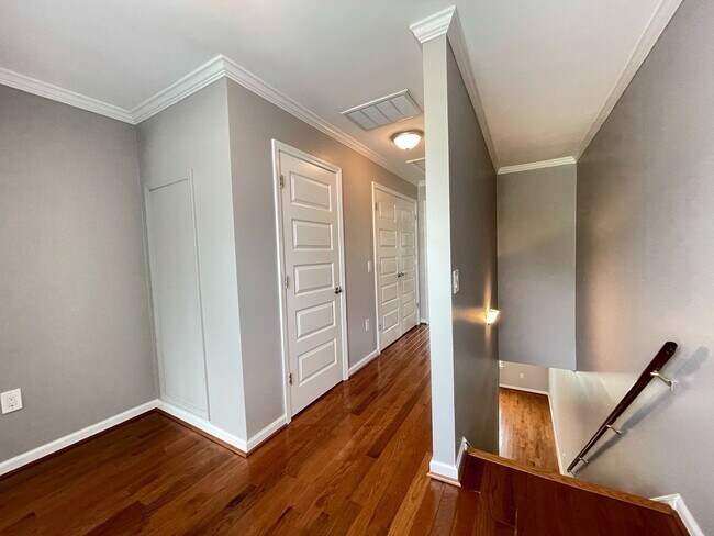 Building Photo - 112 N Maple St
