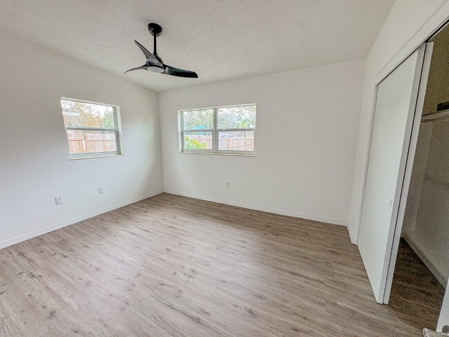 Building Photo - Large fenced yard! Central location!