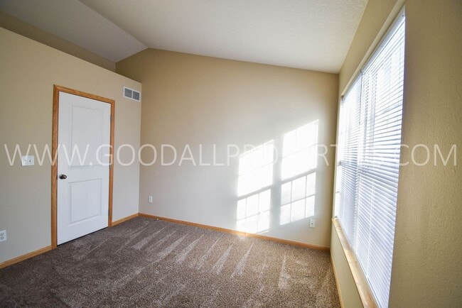 Building Photo - RENT REDUCED!!! 2 Bedroom 2 Bath Townhome in Urbandale with attached 2 car garage!