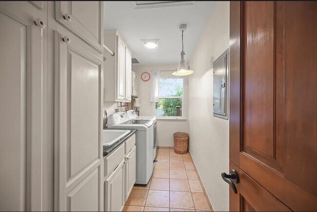 Building Photo - 6 Bed 4 Bath In Alamo