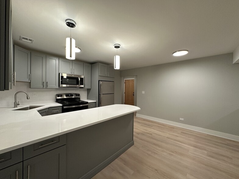 Building Photo - 1220 N La Salle Dr