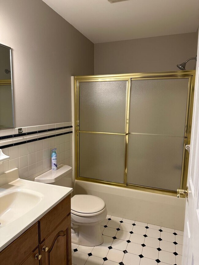 Building Photo - Beautiful 3 Bedroom TownHouse