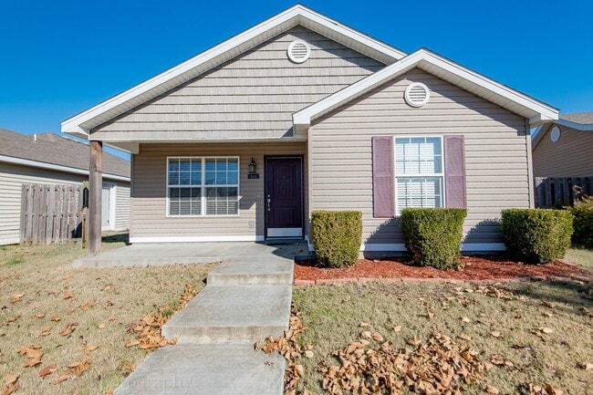 Building Photo - 3 Bedroom 2 Bath Home Minutes From UofA! Fenced yard!