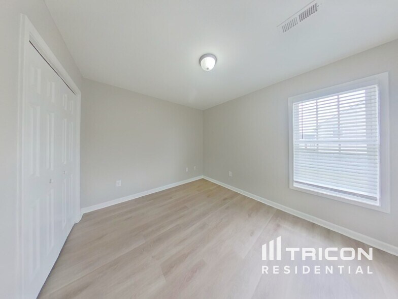 Building Photo - 1130 Waverly Pl Dr