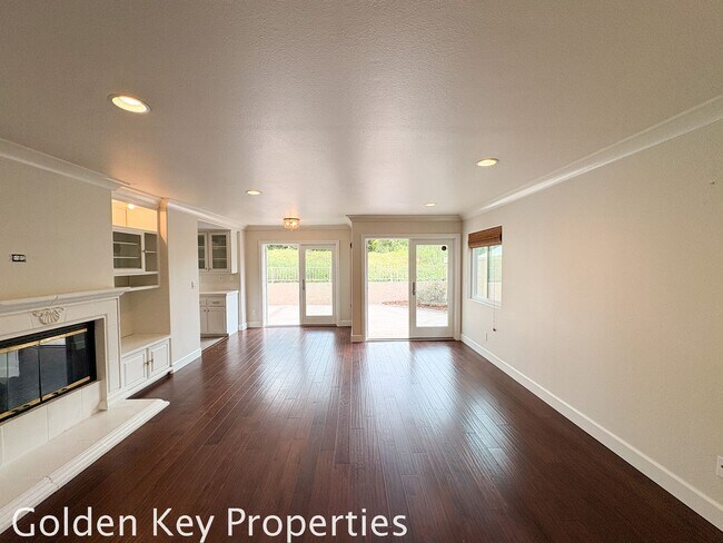Building Photo - Welcome home to this spacious 4-bedroom, 3-bath home located in the Rancho Del Oro Community!