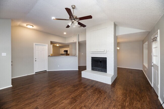 Building Photo - AVAILABLE NOW! NICE 3 BEDROOM HOME LOCATED IN ARLINGTON, TEXAS!