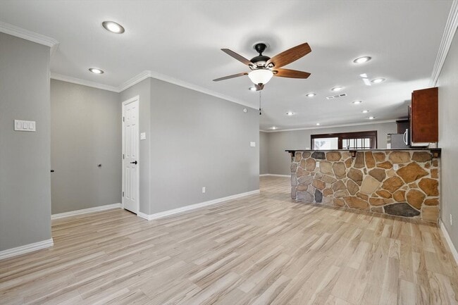 Building Photo - 422 Clover Ln