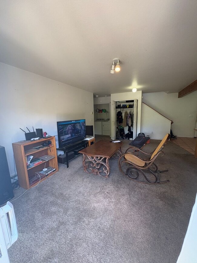 Building Photo - Classic 3 Bedroom 2 Bath Home with Attache...