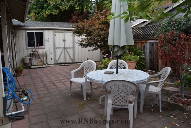 Building Photo - 1121 Dolores Way