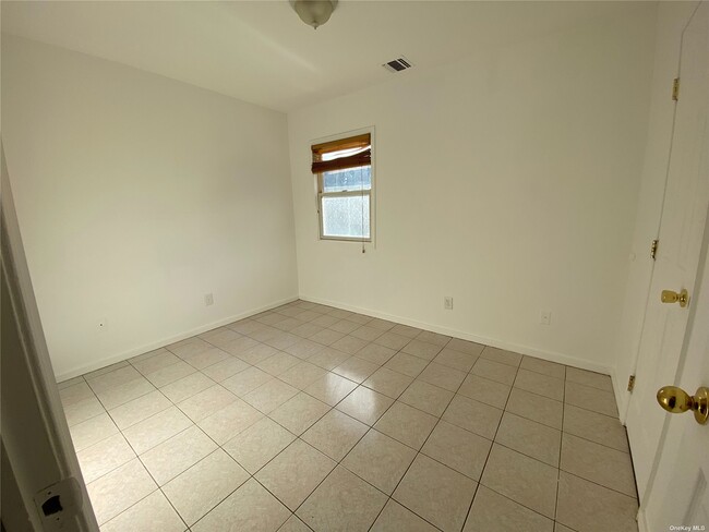 Building Photo - 355 Bayville Ave