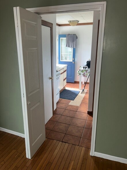 Building Photo - 206 E Vermont Ave