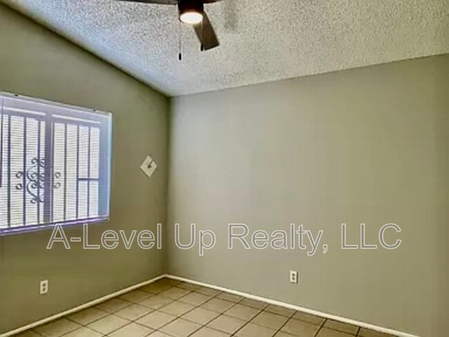 Building Photo - 401 E Thoroughbred St