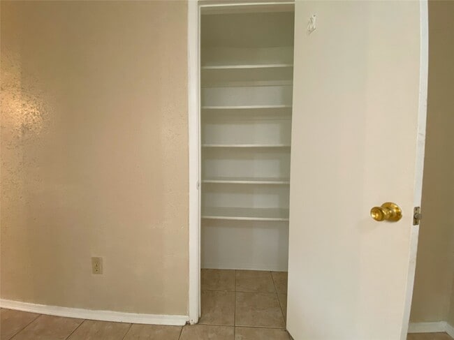 Building Photo - 10531 Golden Meadow Dr