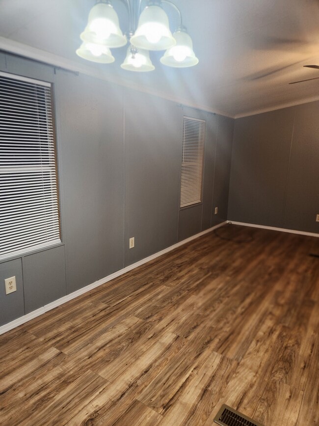 Building Photo - 7310 Pineview Dr