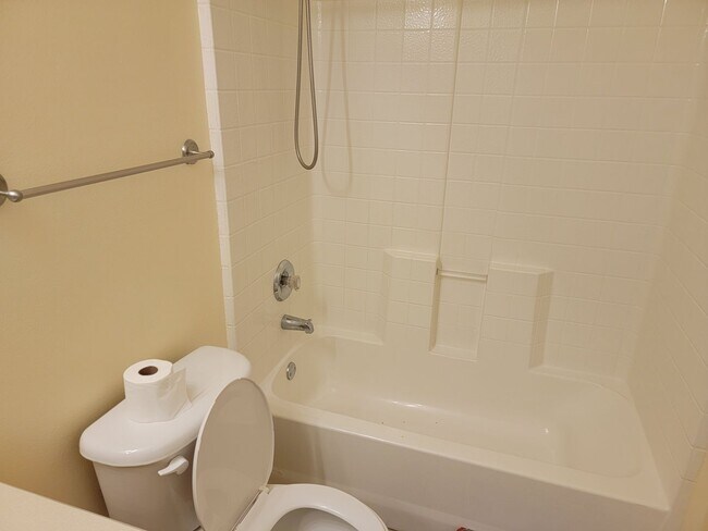Building Photo - AVAILABLE IMMEDIATELY! Port Orange 3/2 Spr...