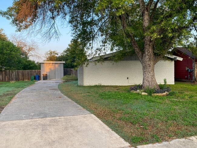 Building Photo - Adorable house on Large LOT 3 Bedroom 2 ba...
