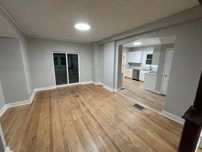 Building Photo - 317 Kenwood Ave