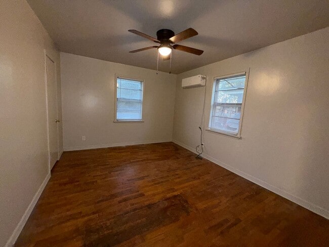 Building Photo - Freshly Painted 4 Bedroom Bungalow/ Vouche...