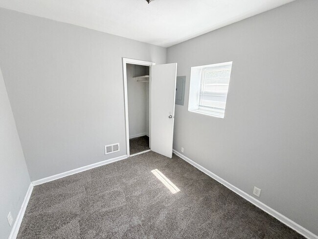 Building Photo - 743 N Kiger Rd