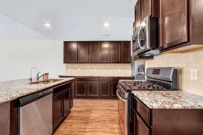 Building Photo - "Spacious 5-Bedroom Sanctuary with 2.5 Bat...