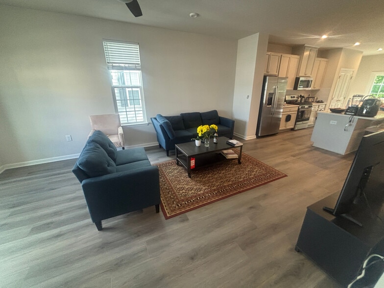 Building Photo - Room in Duplex on Romeria Dr