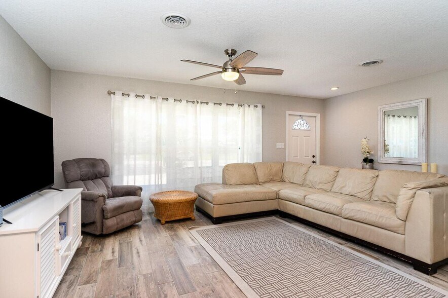 Building Photo - 1052 Pine Tree Dr