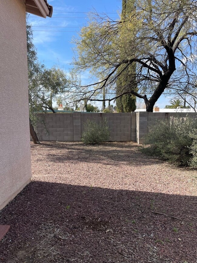 Building Photo - Large 3 Bedroom! Master Bedroom w/ Sitting Room!