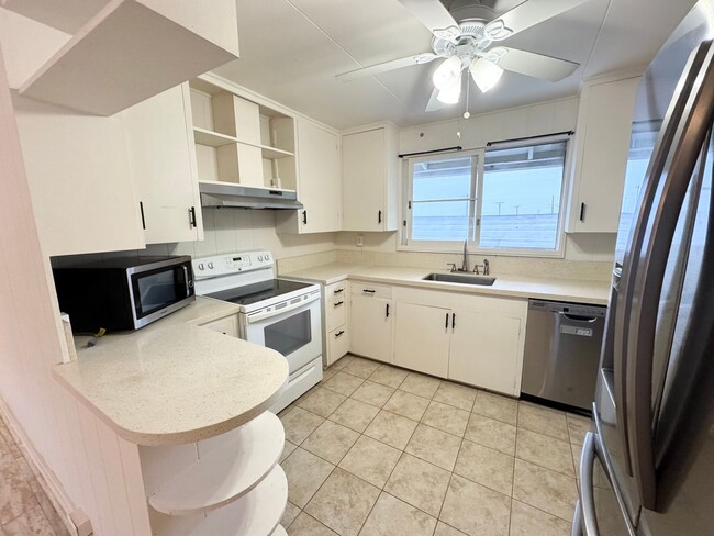 Building Photo - Move in ready 3 bedroom w/ parking near Li...