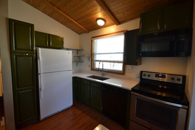 Building Photo - 4 Bedroom Home Available Near COS Airport!