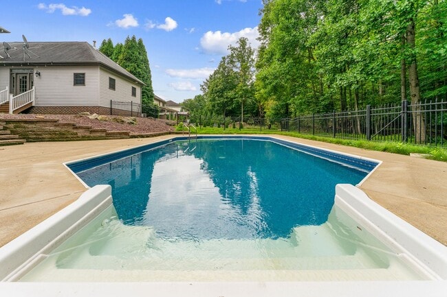 Building Photo - 652 Saddlebrook Dr