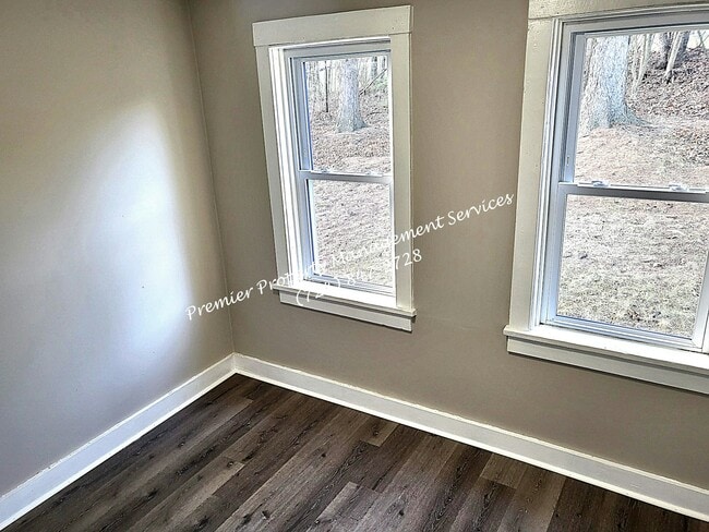 Building Photo - 1390 Barclay Hill Rd