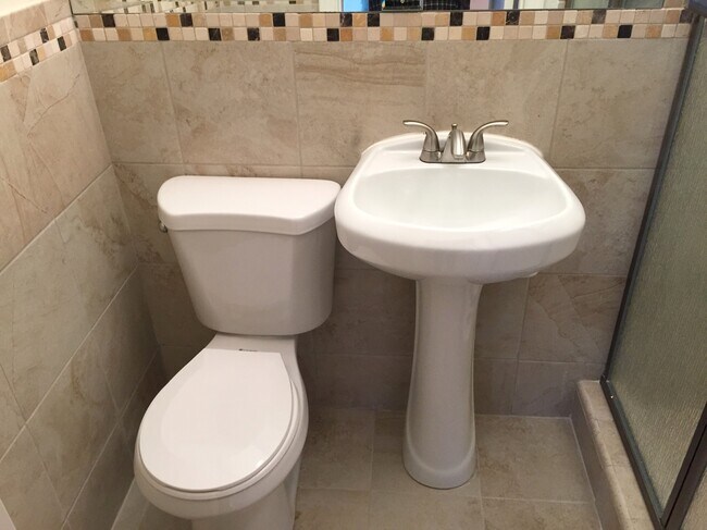 Building Photo - 1106 S Doheny Dr