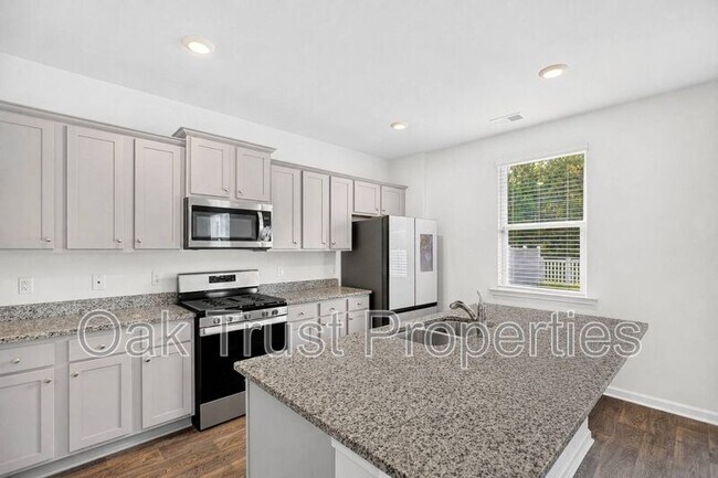 Building Photo - 147 Cloverleaf St