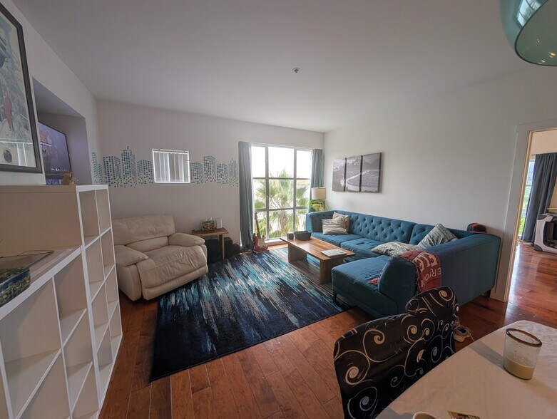 Livingroom - 97 E Saint James St