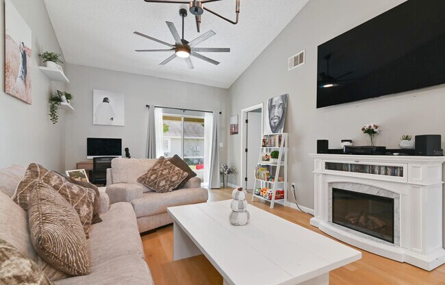 Building Photo - 2112 Cypress Bay Blvd