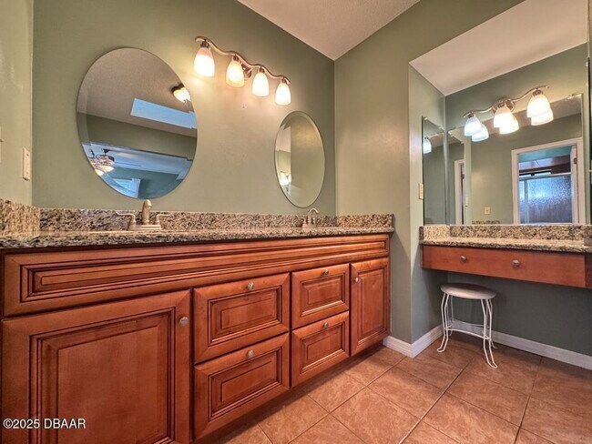 Building Photo - 653 Pelican Bay Dr