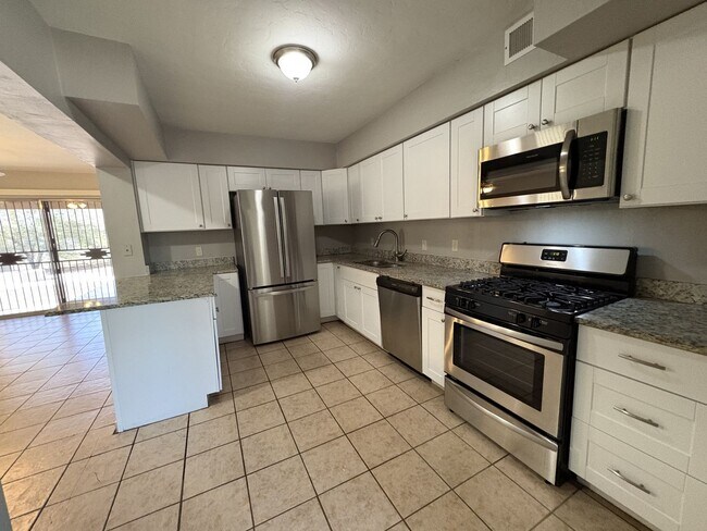Building Photo - Central Tucson, close to University of Arizona and more!!!