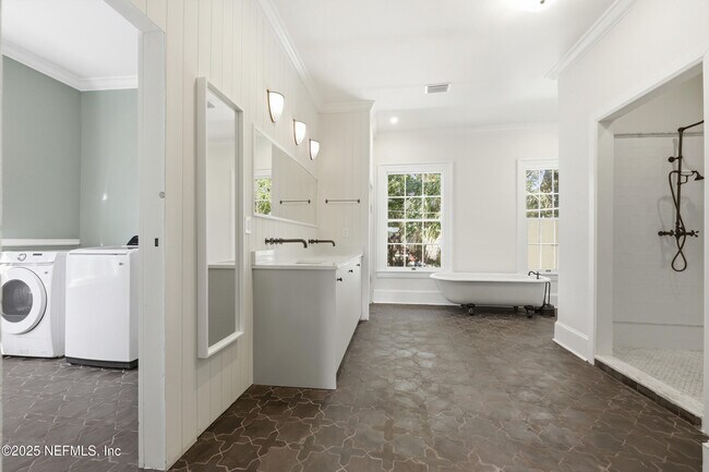 Building Photo - 2979 St Johns Ave