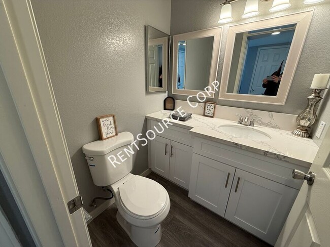 Building Photo - 2 Bedroom/2.5 Bathroom Two Story Condo for...