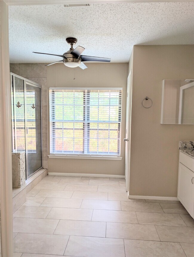 Building Photo - 9303 Palm Shores Dr