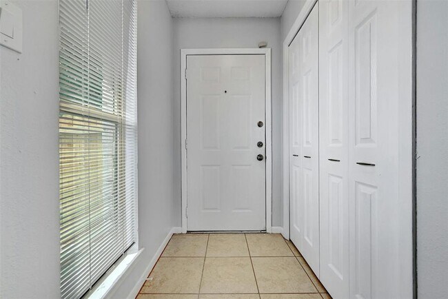 Building Photo - 601 Valley View Dr